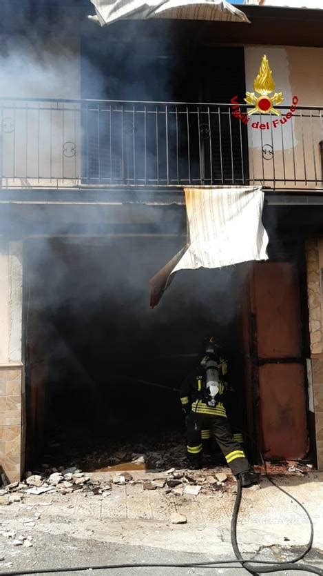 Incendio Manoppello: finestre chiuse e non stare troppo。